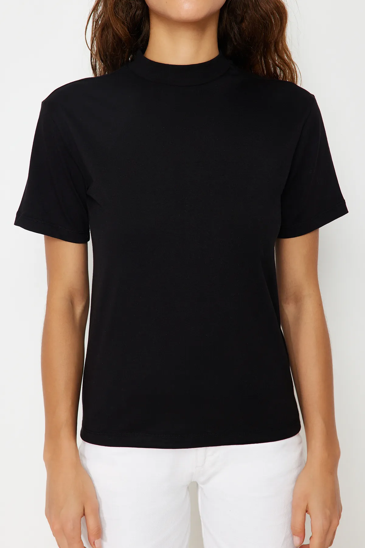 Trendyol Collection  Schwarzes Basic-Strick-T-Shirt aus 100 % Baumwolle mit Stehkragen TWOAW20TS0096