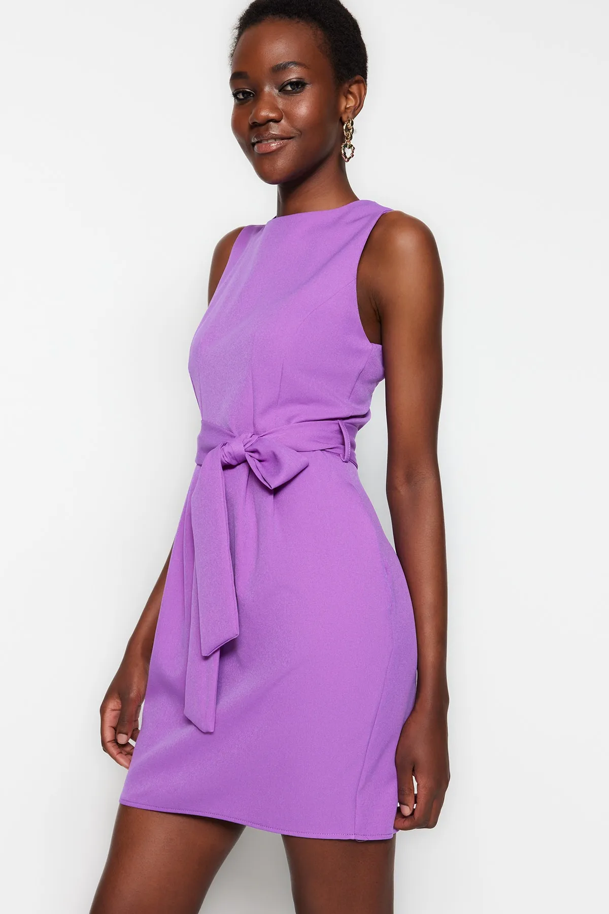 Trendyol Collection  Lilafarbenes, gewebtes Minikleid mit Rundhalsausschnitt und Gürtel TWOSS19AA0063