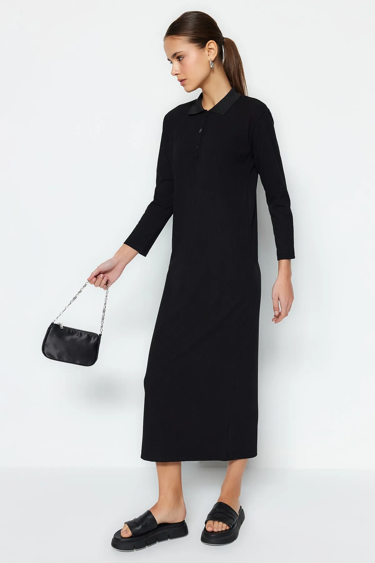 Trendyol Modest  Schwarzes geripptes Strickkleid mit Polokragen TCTSS23EB00246