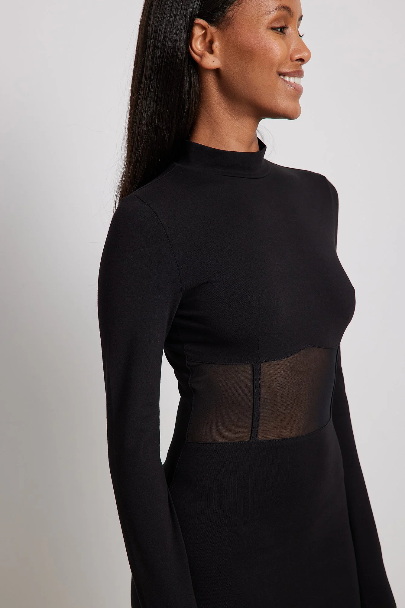 Langärmeliges Minikleid mit Netzeinsatz