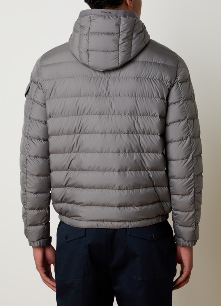 Jachetă matlasată Moncler Galion cu glugă, umplută cu puf de gâscă.