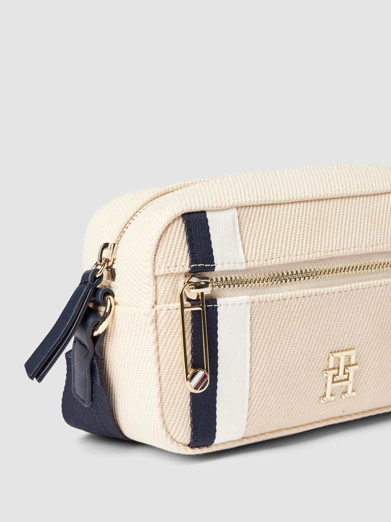 Umhängetasche mit Label-Details Modell 'ICONIC' in sand