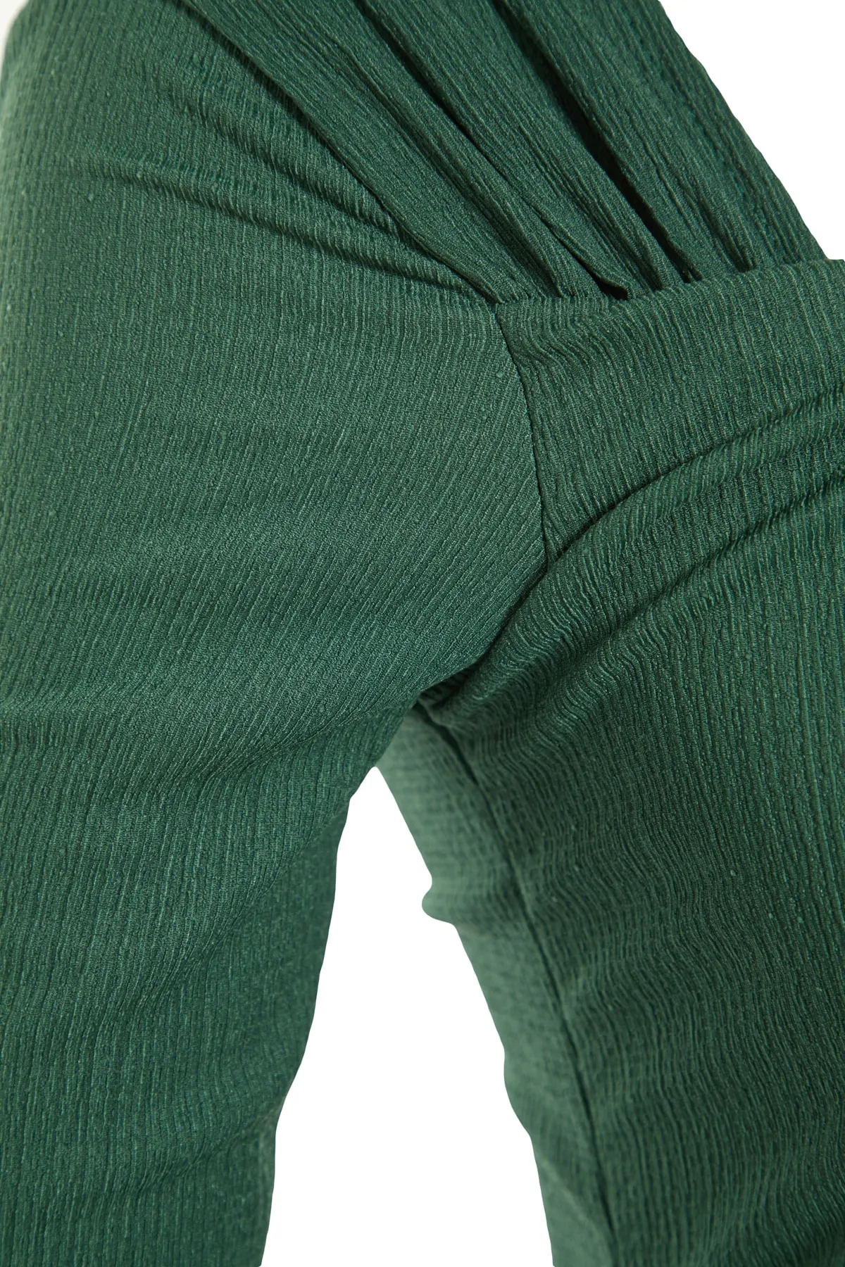 Trendyol Collection  Smaragdgrüner asymmetrischer Kragen, drapierter taillierter/körperbetonter Strickbody mit Wickelnieten TWOAW23BD00043