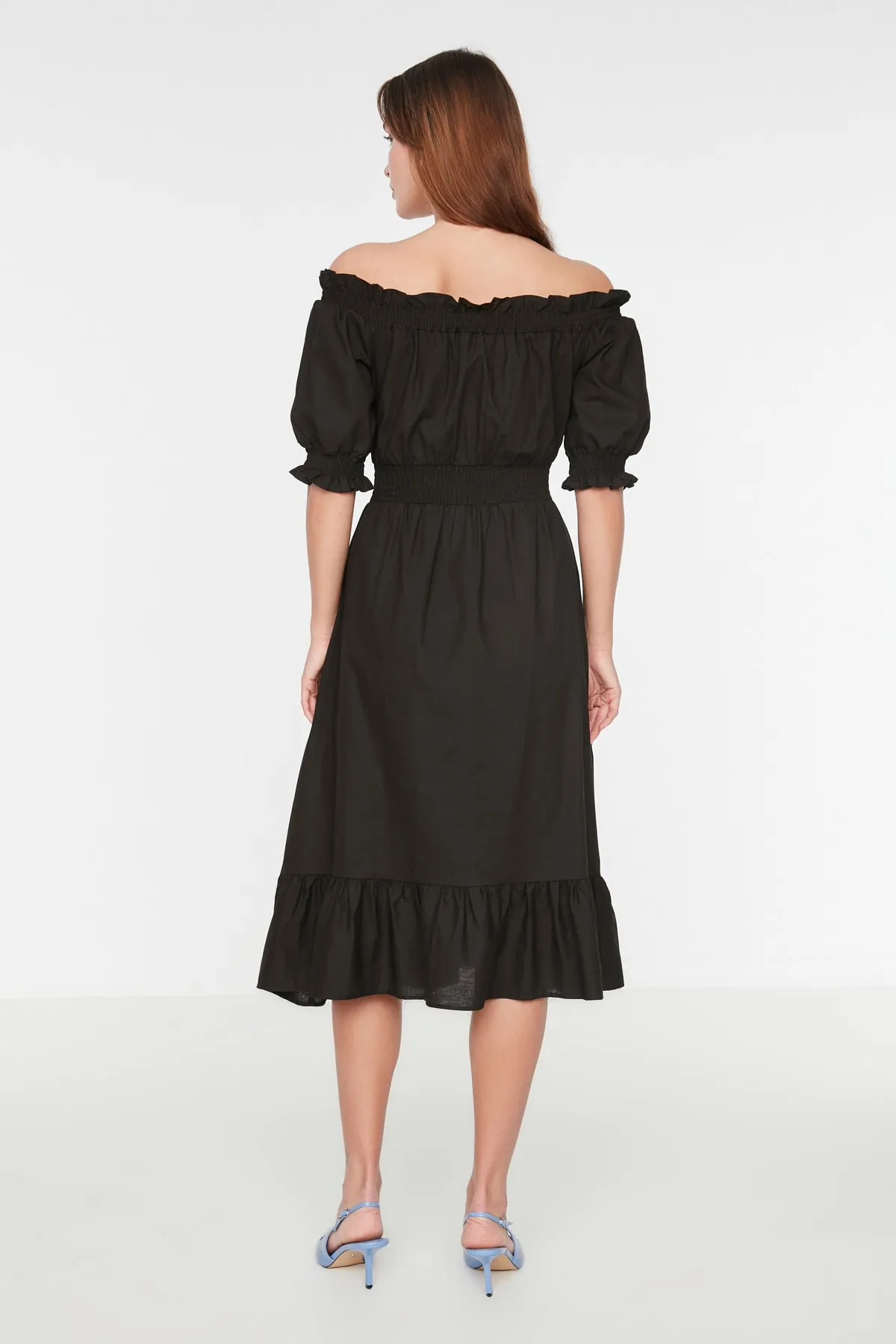 Trendyol Collection  Schwarzes, tailliertes Midi-Kleid in Gimped-Weboptik in Leinenoptik TWOSS21EL1967