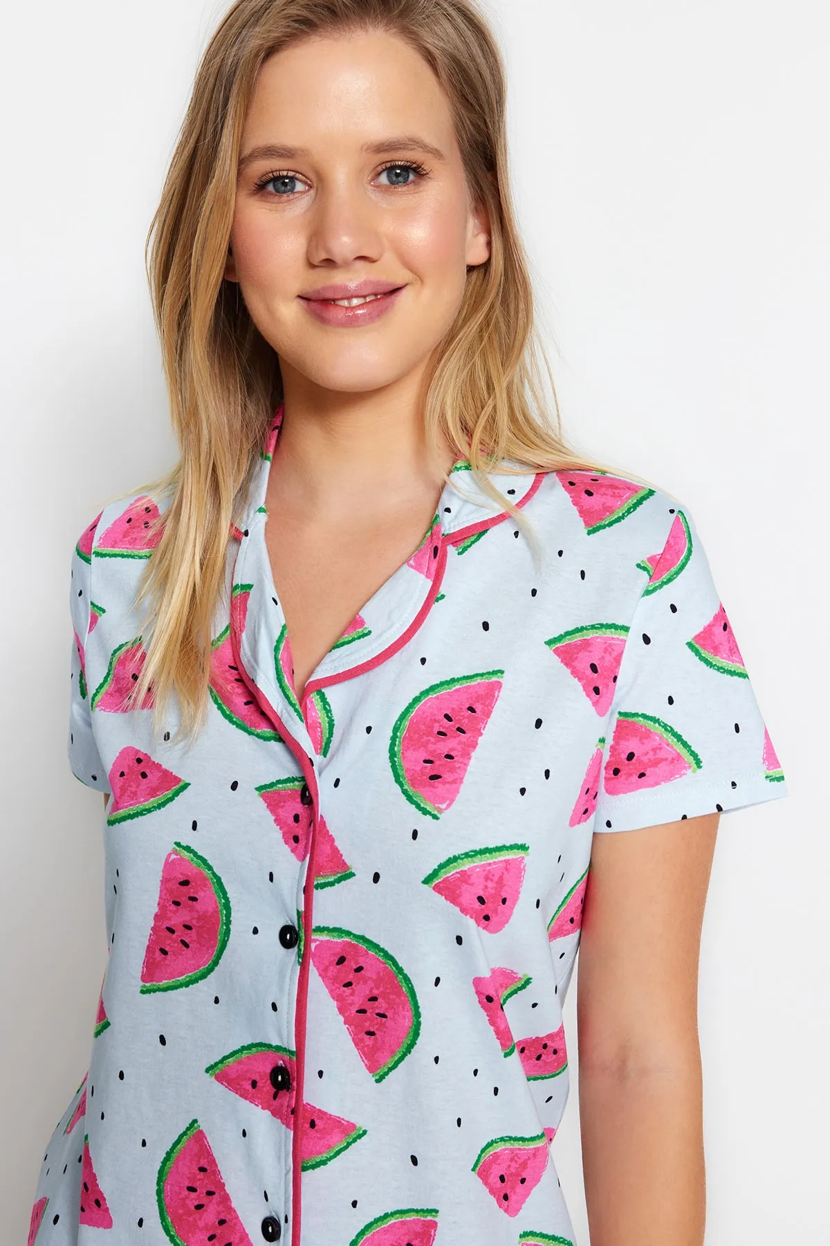 Trendyol Collection  Hellblaues Pyjama-Set aus 100 % Baumwolle mit Wassermelonenmuster und Rüschen, Hemd und Shorts, Strick, THMSS21PT0670