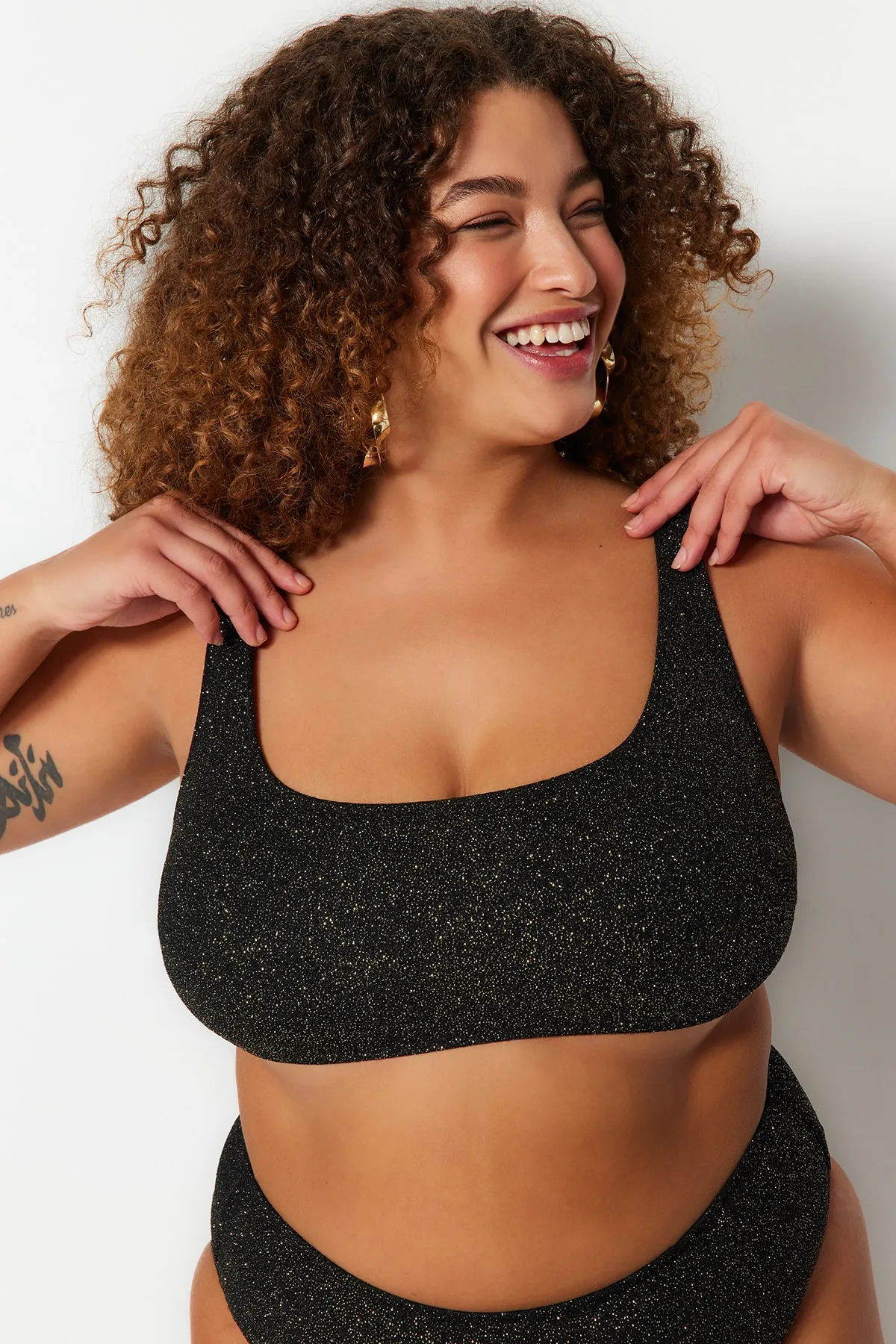 Trendyol Curve  Schwarzes Bralette-Bikinioberteil mit schlankmachendem Effekt aus Lurex-Stoff TBBSS23CT00010