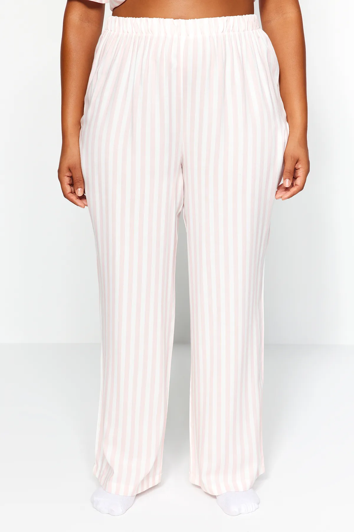 Trendyol Curve  Rosa gestreiftes, gewebtes Pyjama-Set mit Hemdkragen TBBAW24PT00000