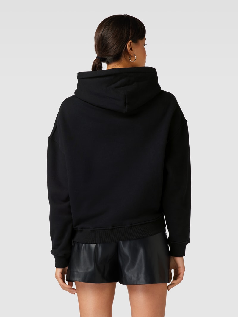 Hoodie mit Label-Print in schwarz