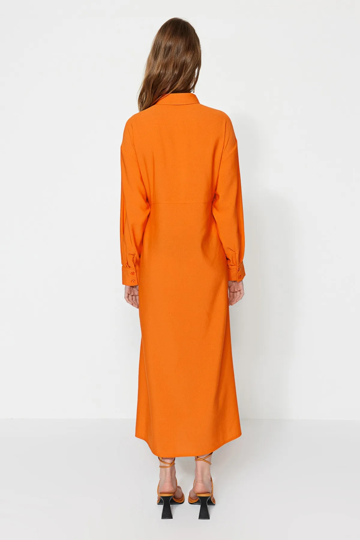 Trendyol Modest  Orangefarbenes Kleid aus Leinenmischung mit halber Knopfleiste und Raffung TCTSS23EB00274