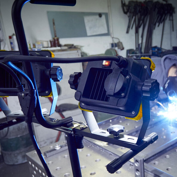 LED-Baustrahler mit ausziehbarem Stativ