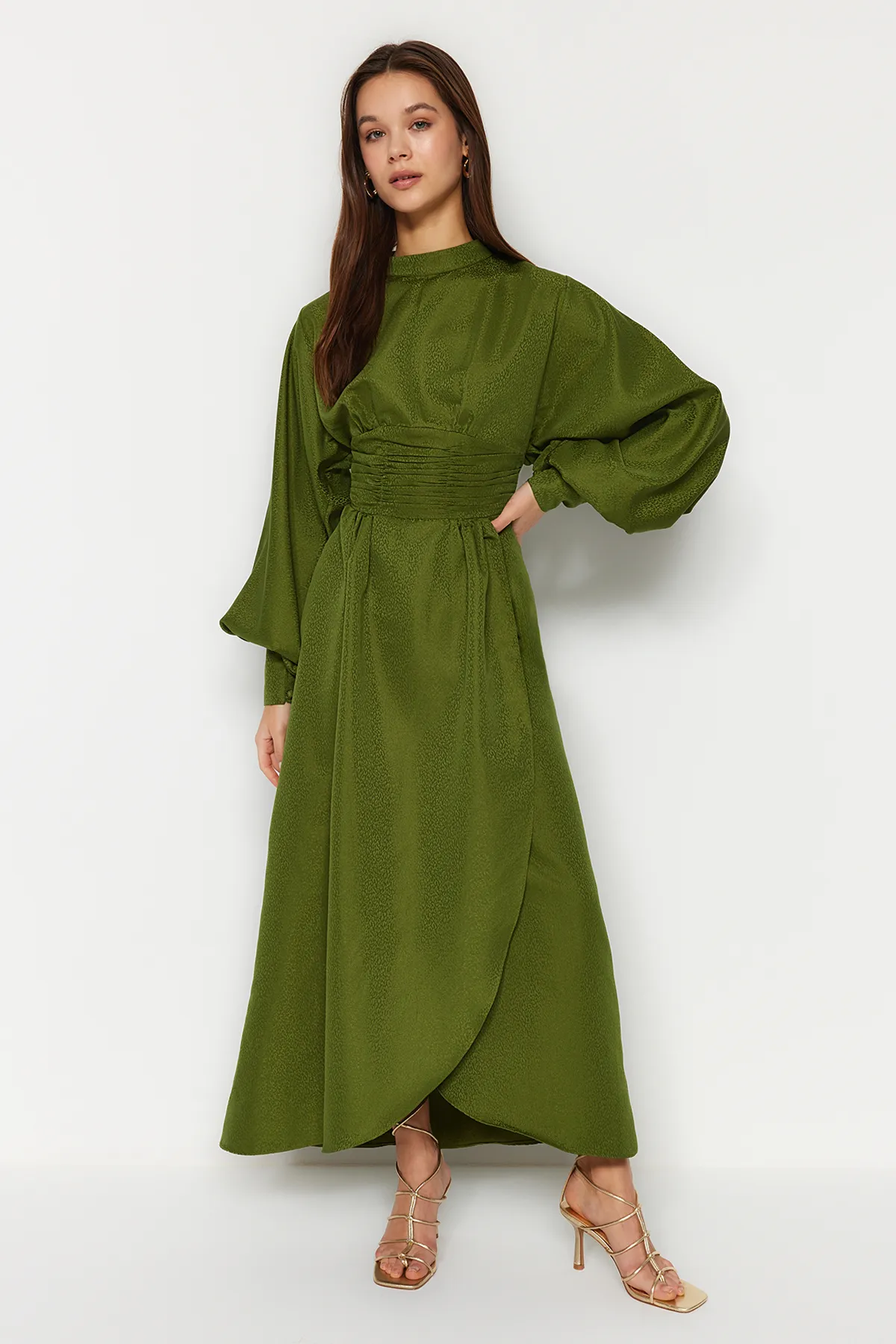 Trendyol Modest  Grüner, taillierter Jacquard-Satin mit Blumenmuster TCTSS23DB00017