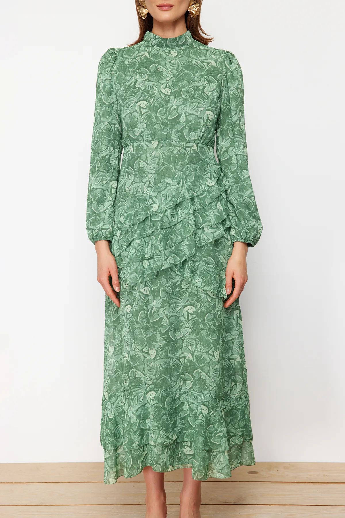 Trendyol Modest  Khakifarbenes Kleid aus gewebtem Chiffon mit Blumenrock und Rüschenfutter TCTSS23EB00160