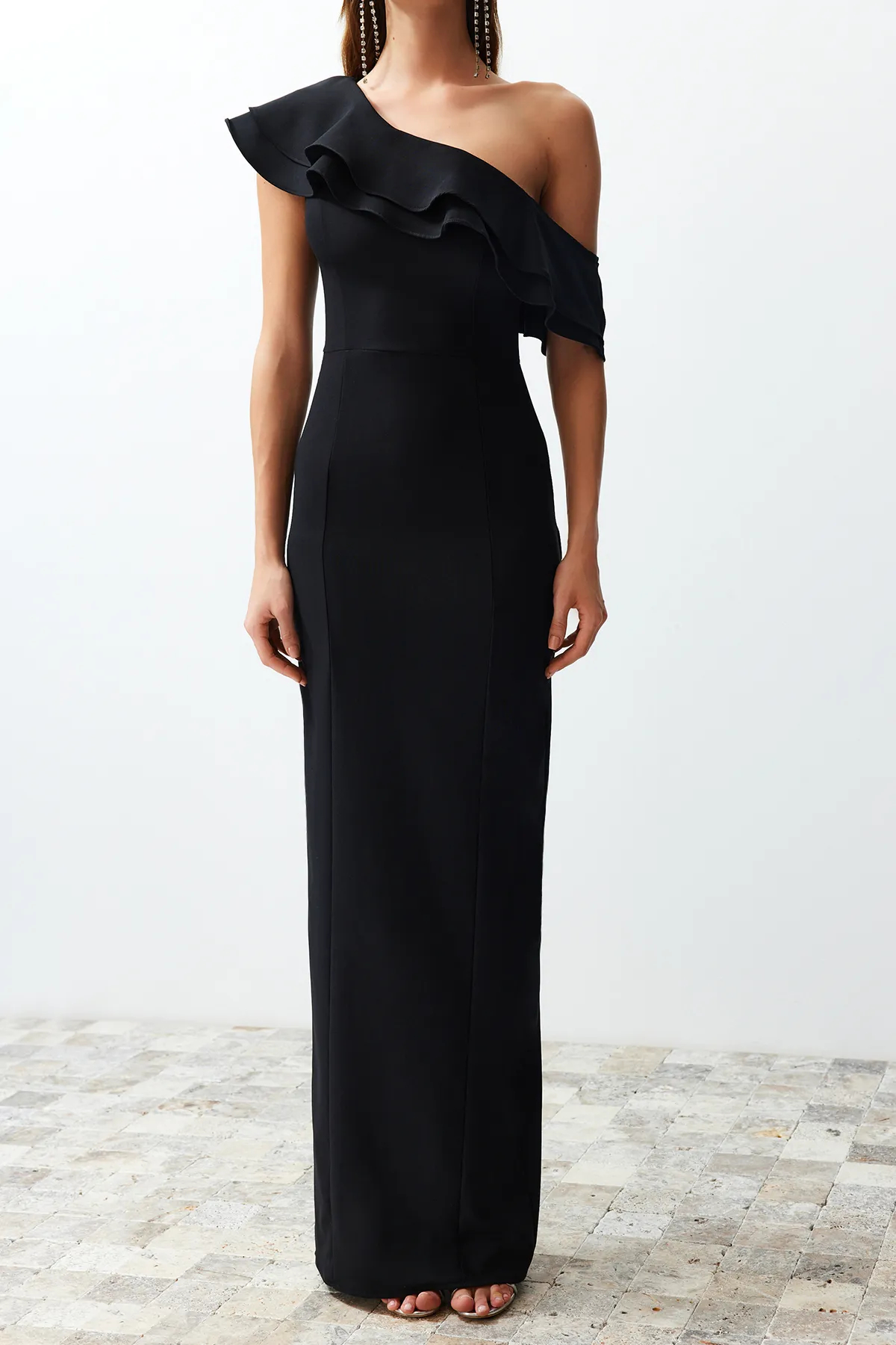 Trendyol Collection  Elegantes Abendkleid mit Volants in Schwarz TPRSS24AE00066