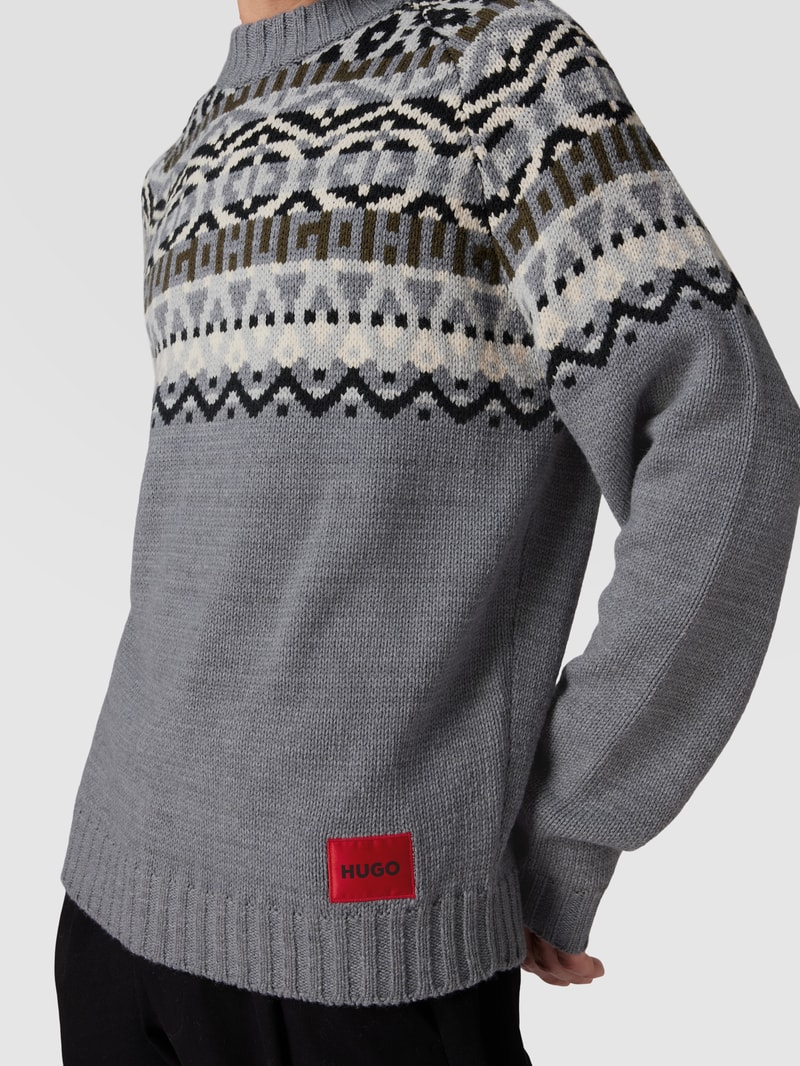 Strickpullover mit Label-Patch in mittelgrau meliert