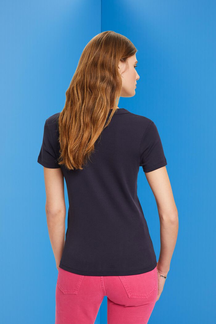 T-Shirt mit floralem Print auf der Brust