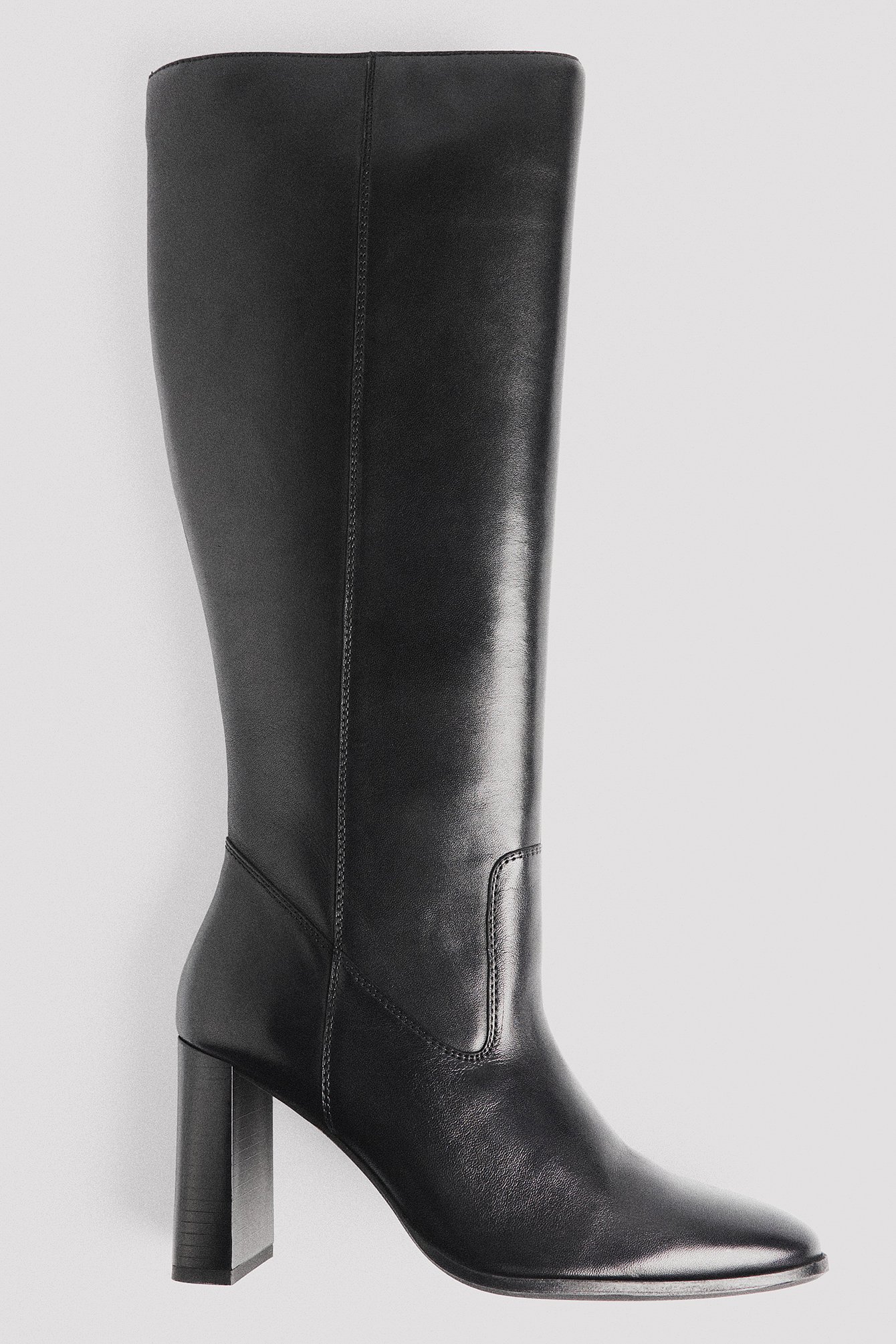 Kniehohe Lederstiefel mit abgerundeter Spitze