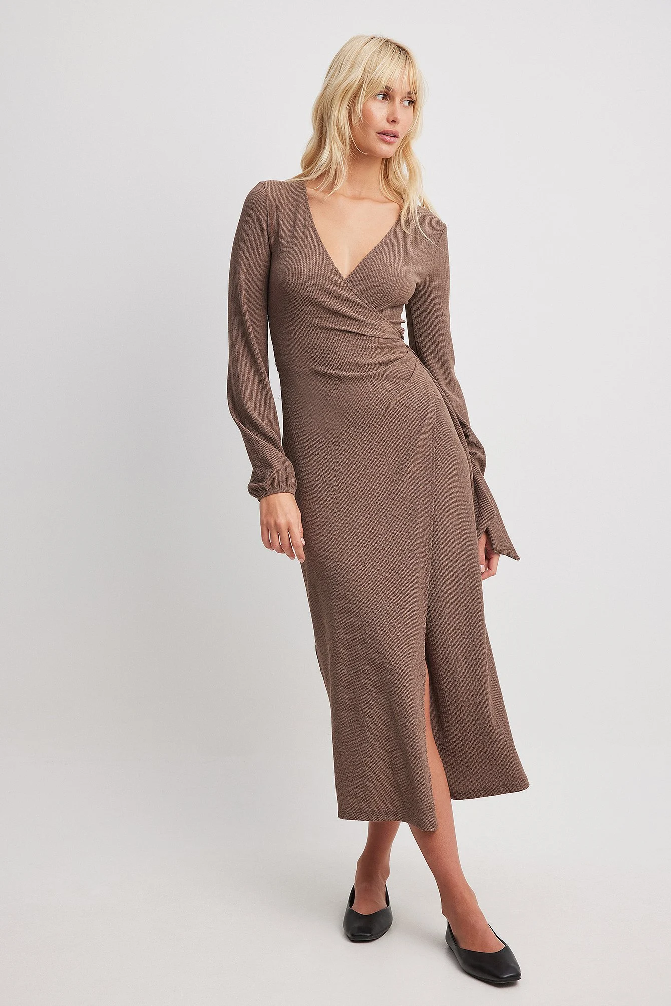 Strukturiertes Midikleid in Wickeloptik