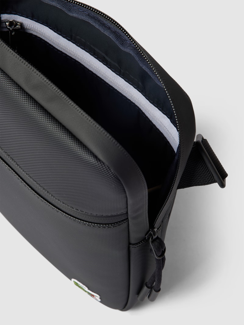Umhängetasche mit Label-Patch in schwarz