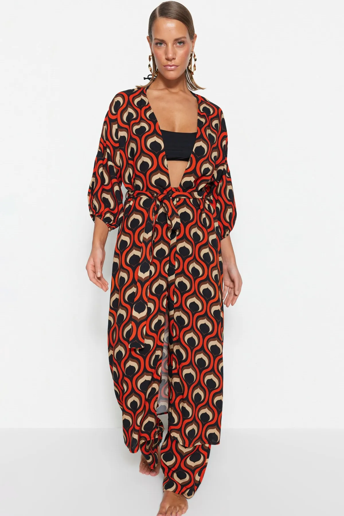 Trendyol Collection  Gewebter Maxi-Kimono und Kaftan mit geometrischem Muster, Gürtel und Ballonärmeln TBESS23KM00046