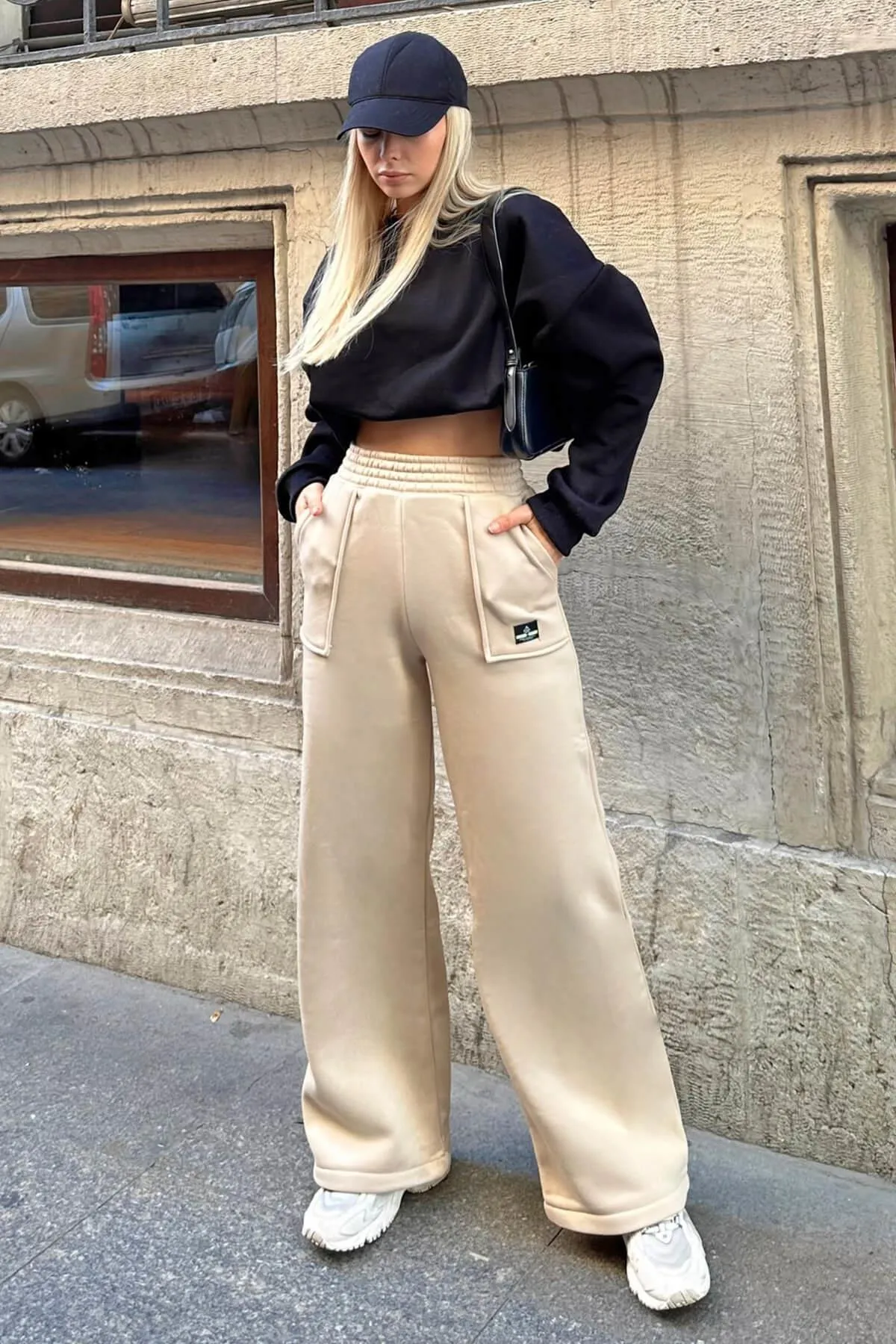 Swist  Beigefarbene Damen-Jogginghose mit hohem Bund und weitem Bein und Emblem