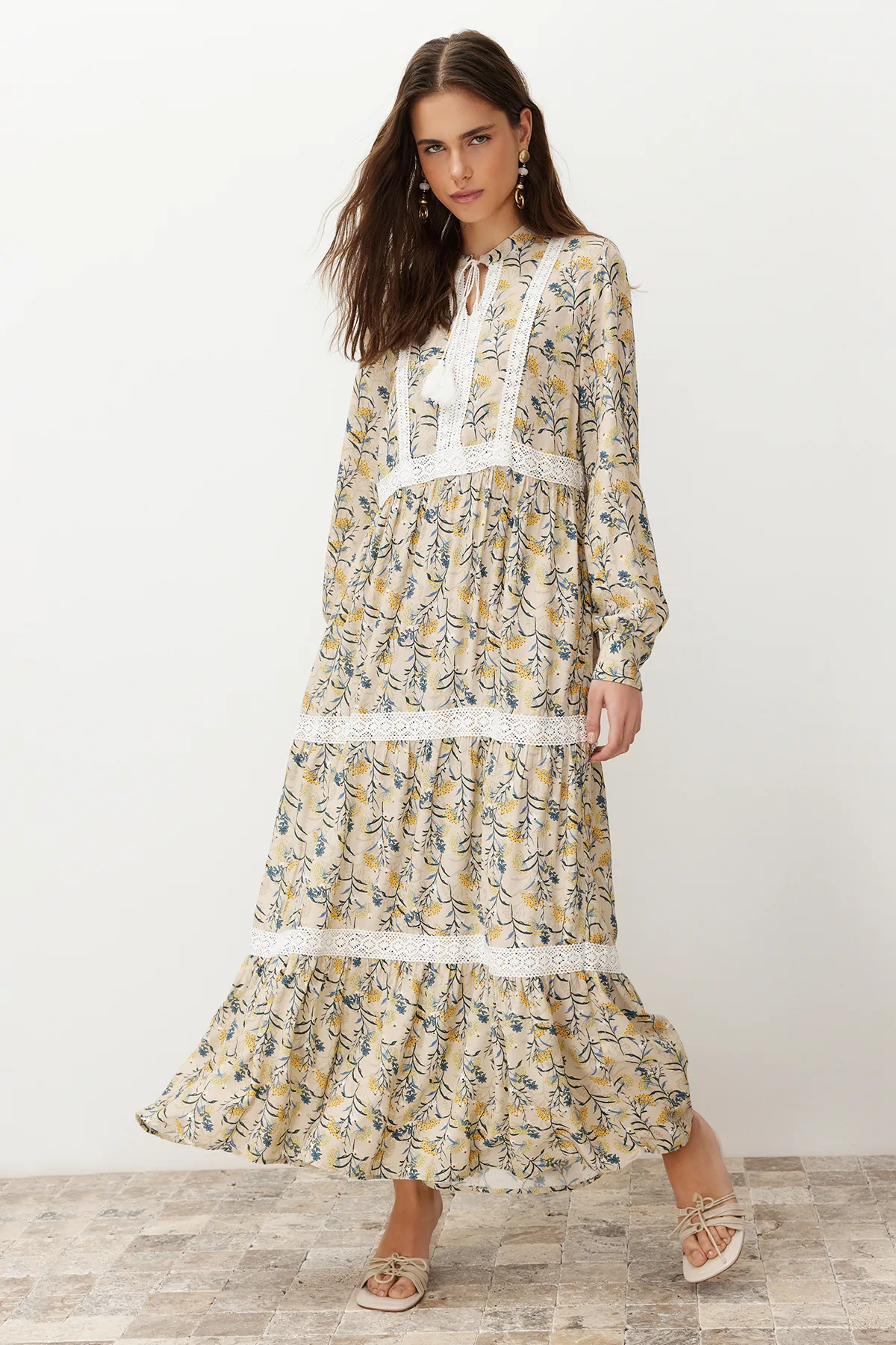 Trendyol Modest  Beigefarbenes, gewebtes Kleid mit Blumenstickerei und detailliertem Ausschnitt TCTSS24EB00048