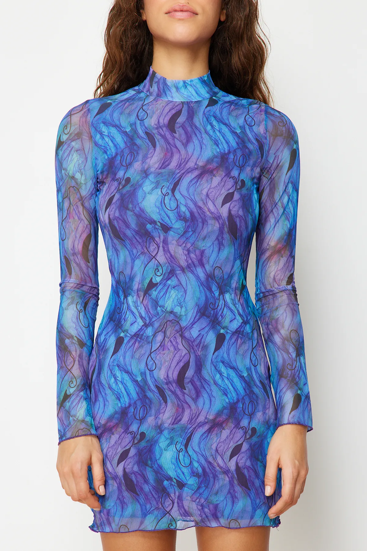 Trendyol Collection  Lilafarbenes Mini-Strickkleid mit hohem Kragen, bedruckten Rüschen und Tüllfutter TWOAW24EL00195