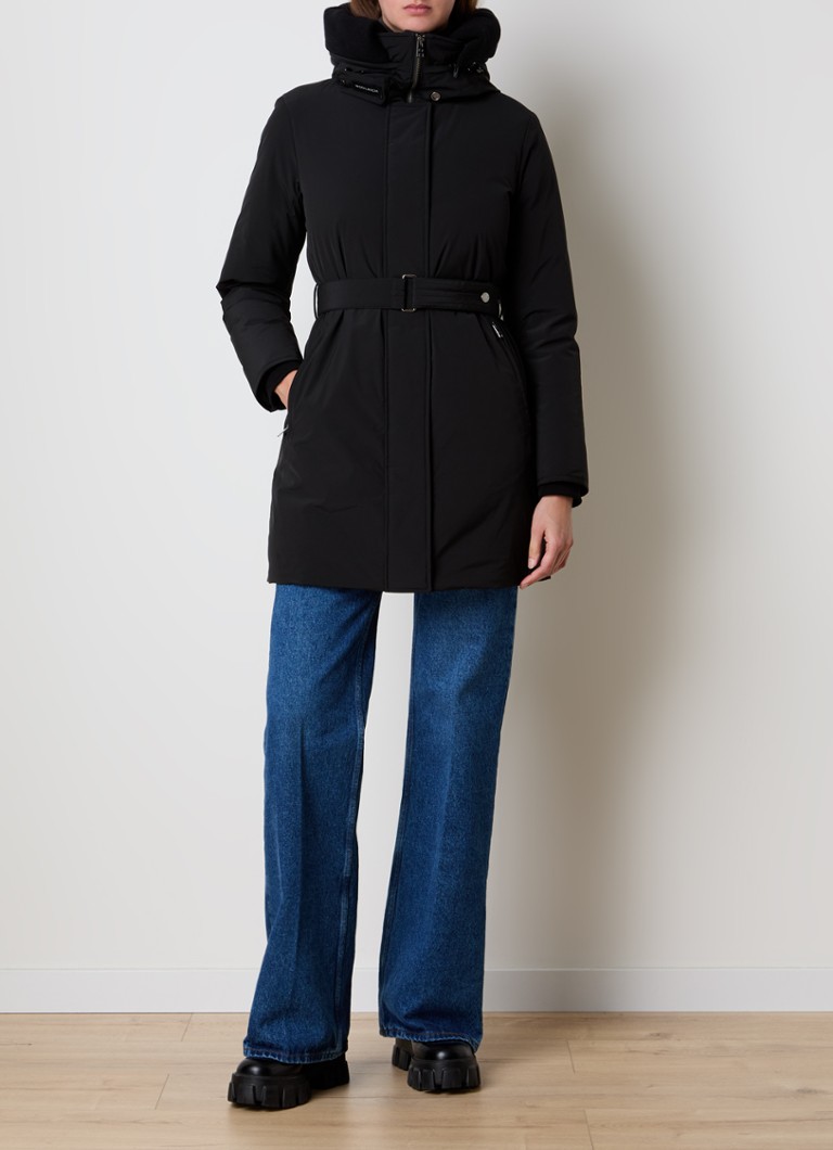 Ocieplana parka Woolrich z podszewką w kolorze śliwkowym i odpinanym kapturem.
