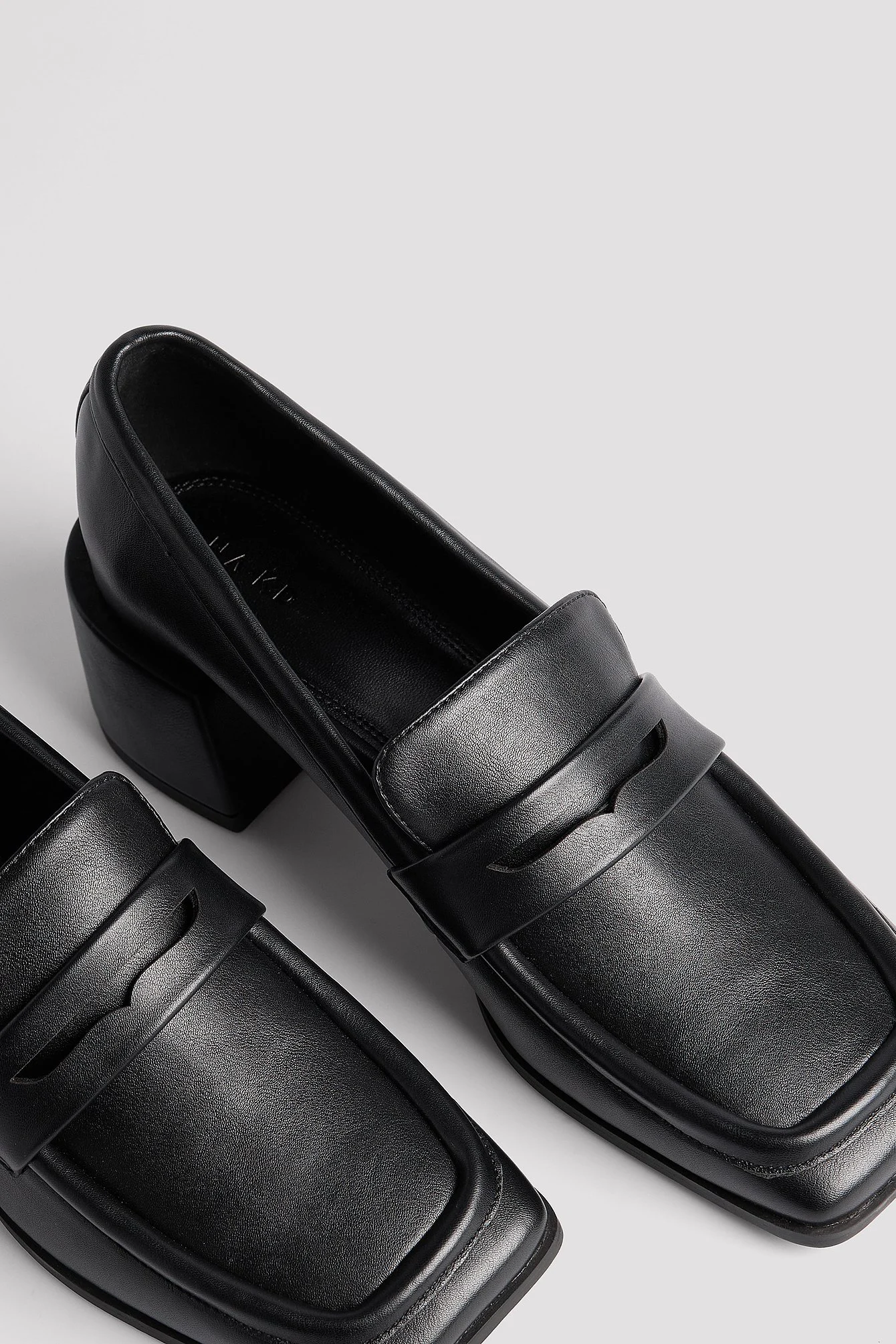 Loafers mit Absatz und quadratischer Zehe