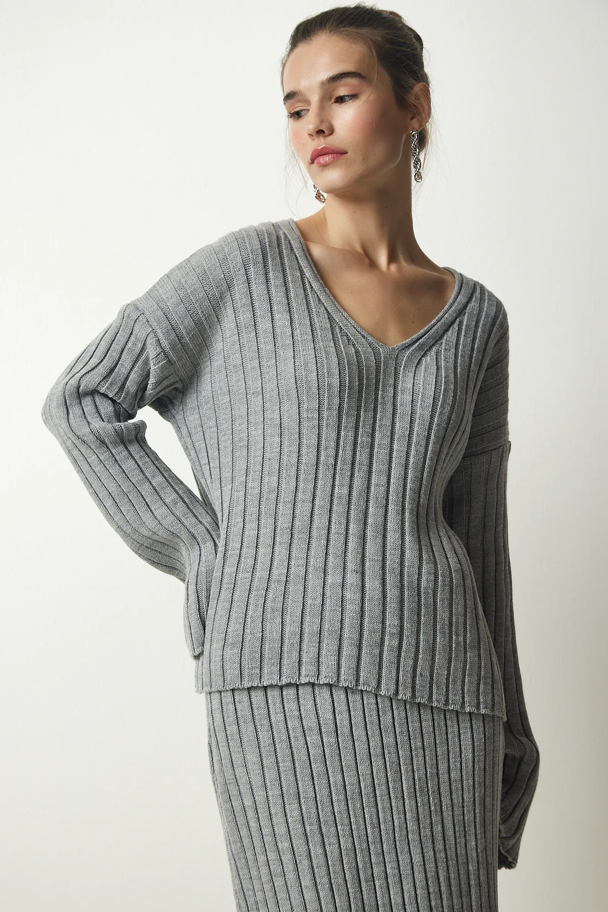 Happiness İstanbul  Graues Strickwaren-Set mit geripptem Pullover und Rock für Damen YY00188