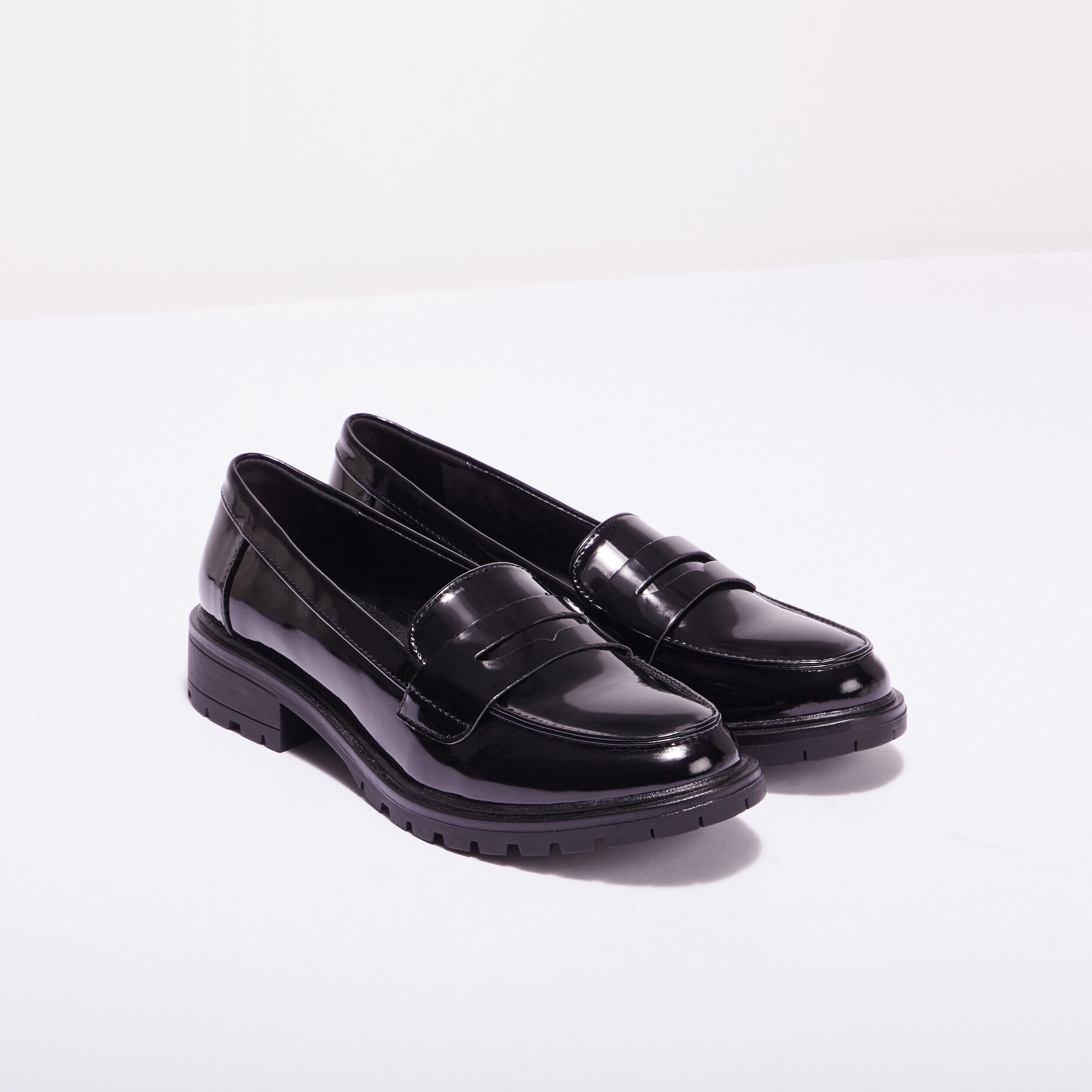 Mocassins vernis crantés noir femme | Cache Cache