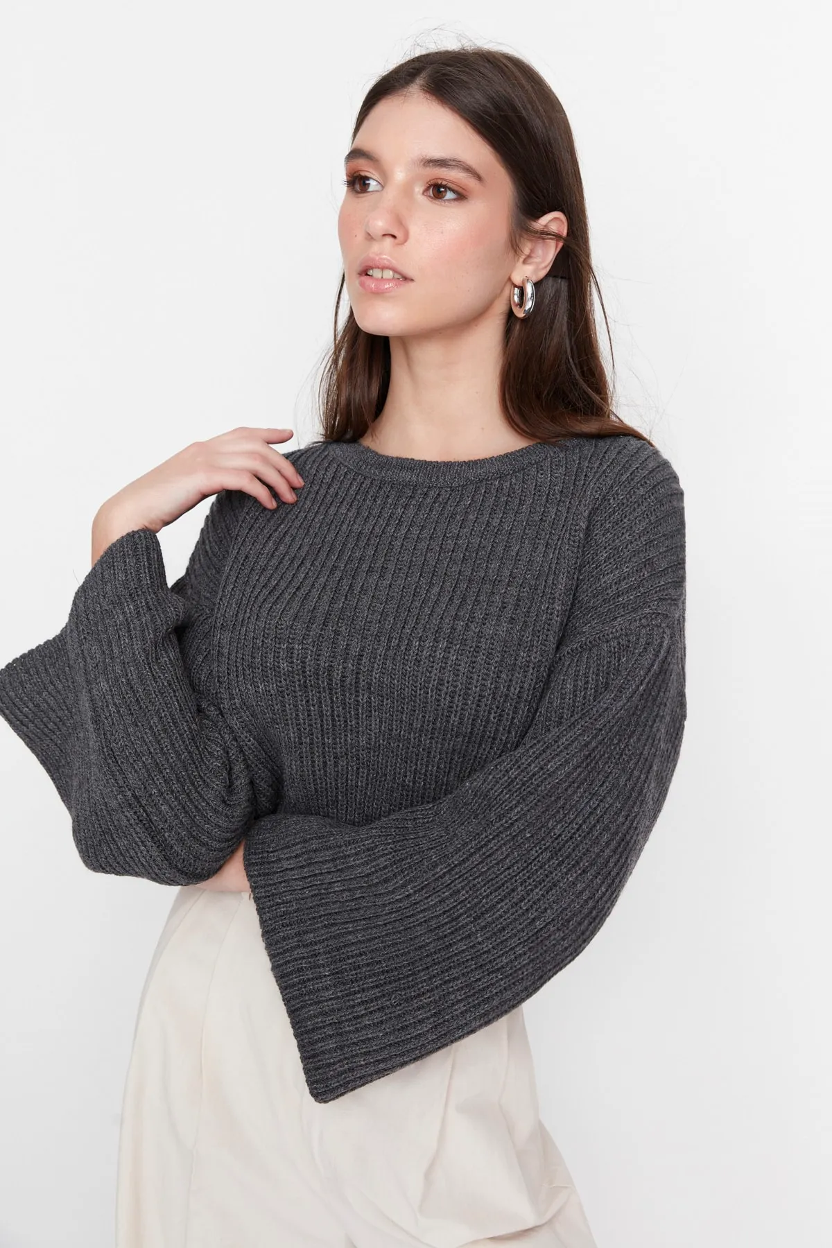 Trendyol Collection  Anthrazitfarbener, kurz geschnittener Strickpullover mit spanischen Ärmeln TWOAW20KZ0743