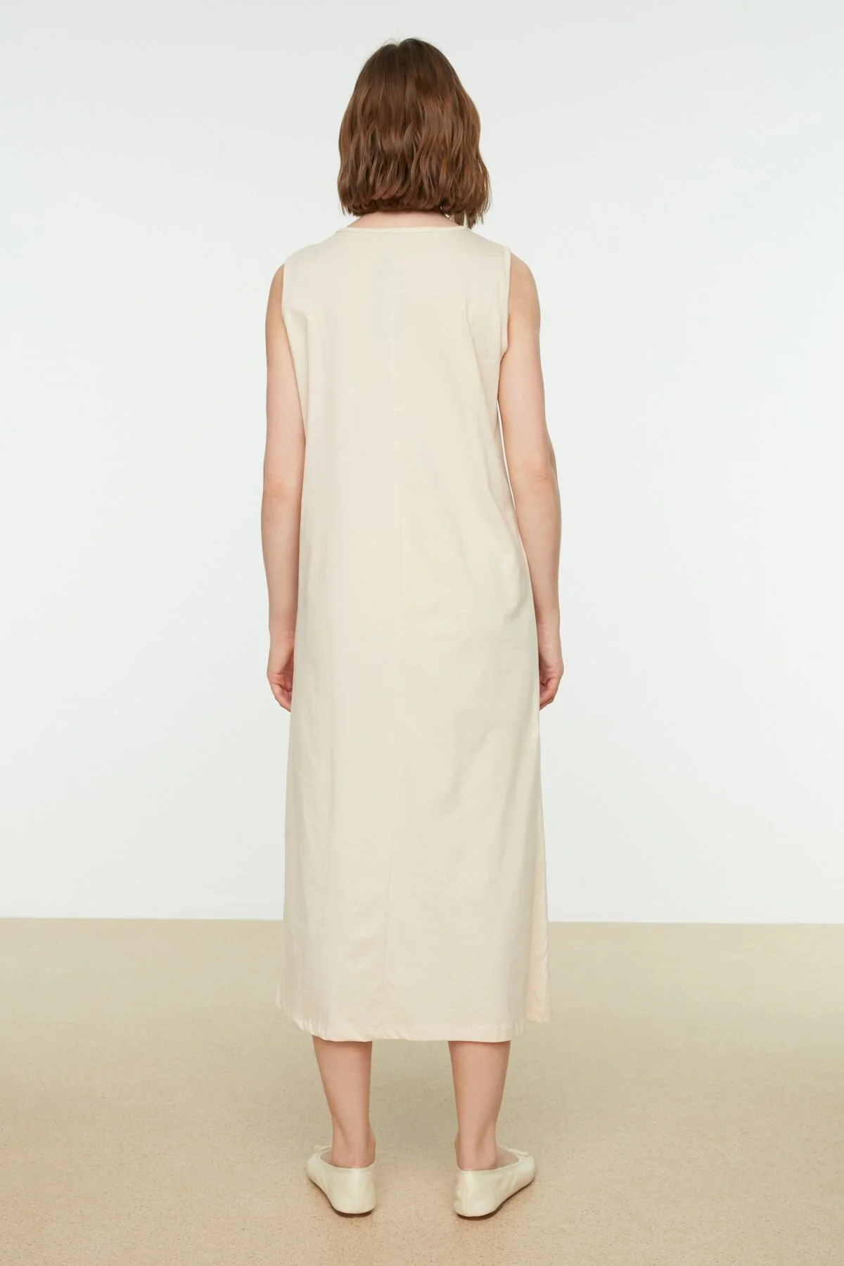 Trendyol Modest  Beiges ärmelloses Kleid mit Futter und Unterwäsche TCTSS21UK0034