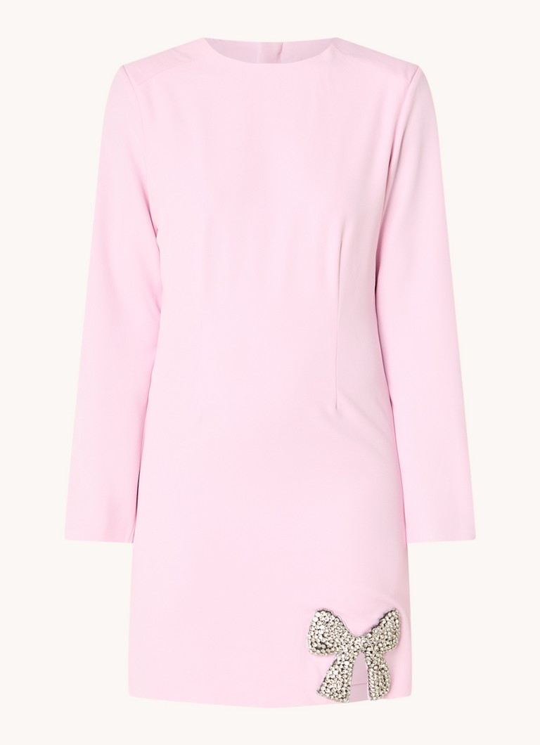 Vestido corto de Nikkie Emporia adornado con pedrería.