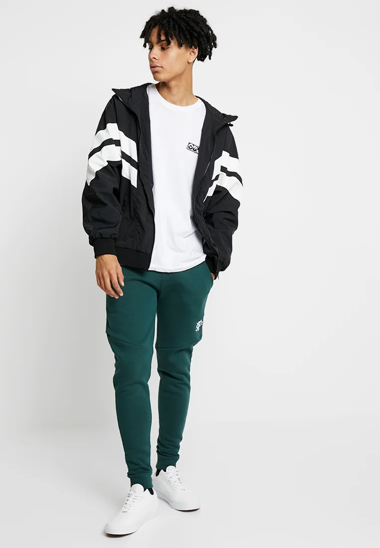 Chaqueta deportiva con paneles arrugados de Urban Classics - Chaqueta ligera