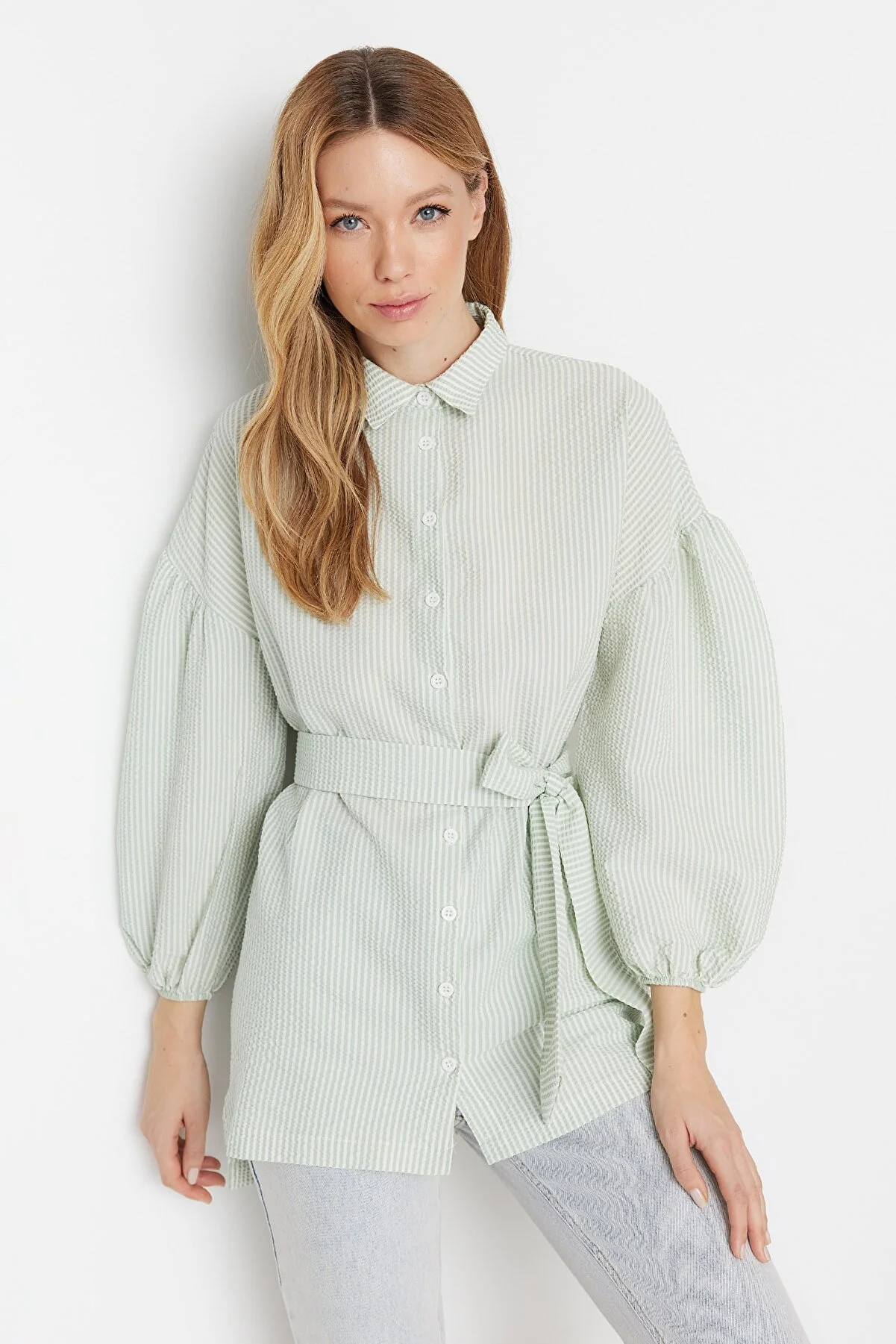 Trendyol Modest  Grünes, gestreiftes, gewebtes Hemd mit Ballonärmeln und langem Rücken, Gürtel TCTSS22GO0116