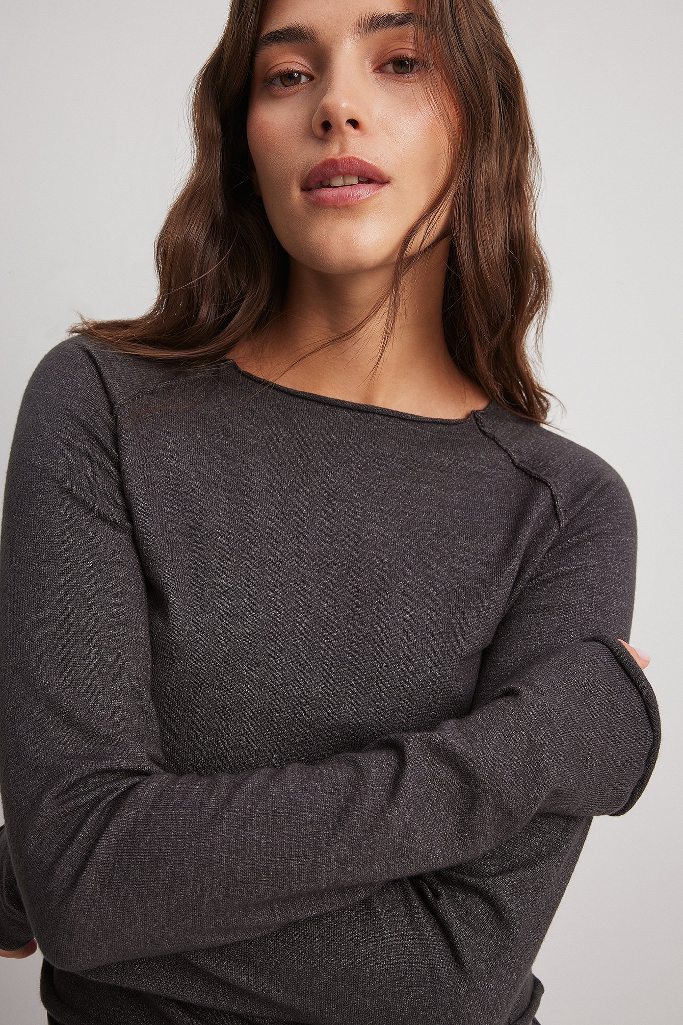 Dünngestrickter Pullover mit grobem Saum