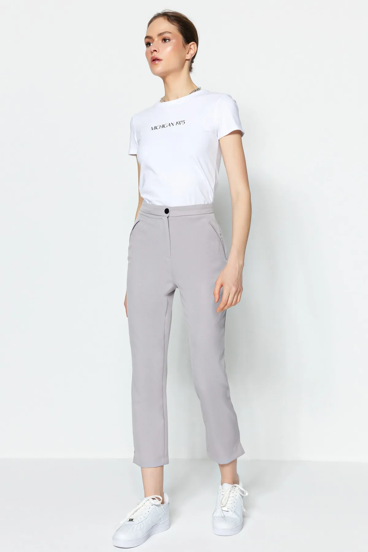 Trendyol Collection  Graue, knöchellange, gewebte Hose mit hoher Taille TWOSS23PL00054