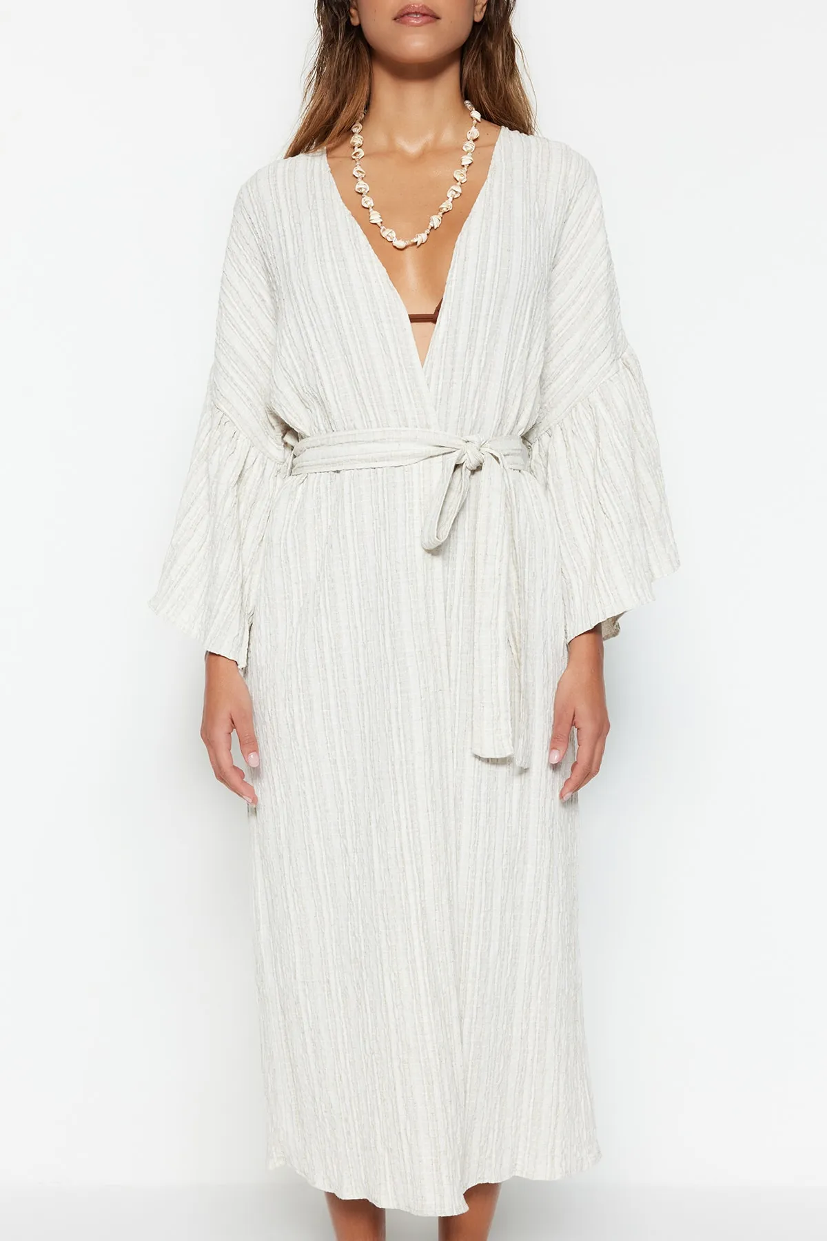 Trendyol Collection  Ecrufarbener Maxi-Kimono und Kaftan aus gewebtem Volant aus Leinenmischung mit Gürtel TBESS23KM00028