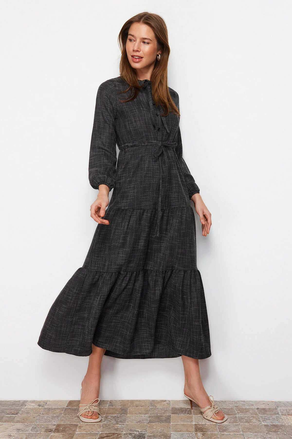 Trendyol Modest  Schwarzes, gewebtes Kleid mit Schnürrock TCTAW22EB0136