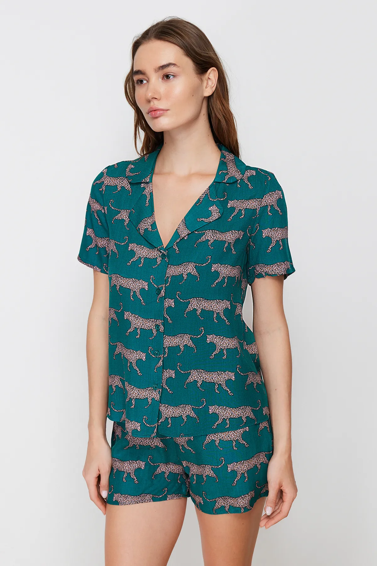 Trendyol Collection  Smaragdgrün gemustertes Viskose-Hemd-Shorts-Webpyjama-Set THMSS21PT0473