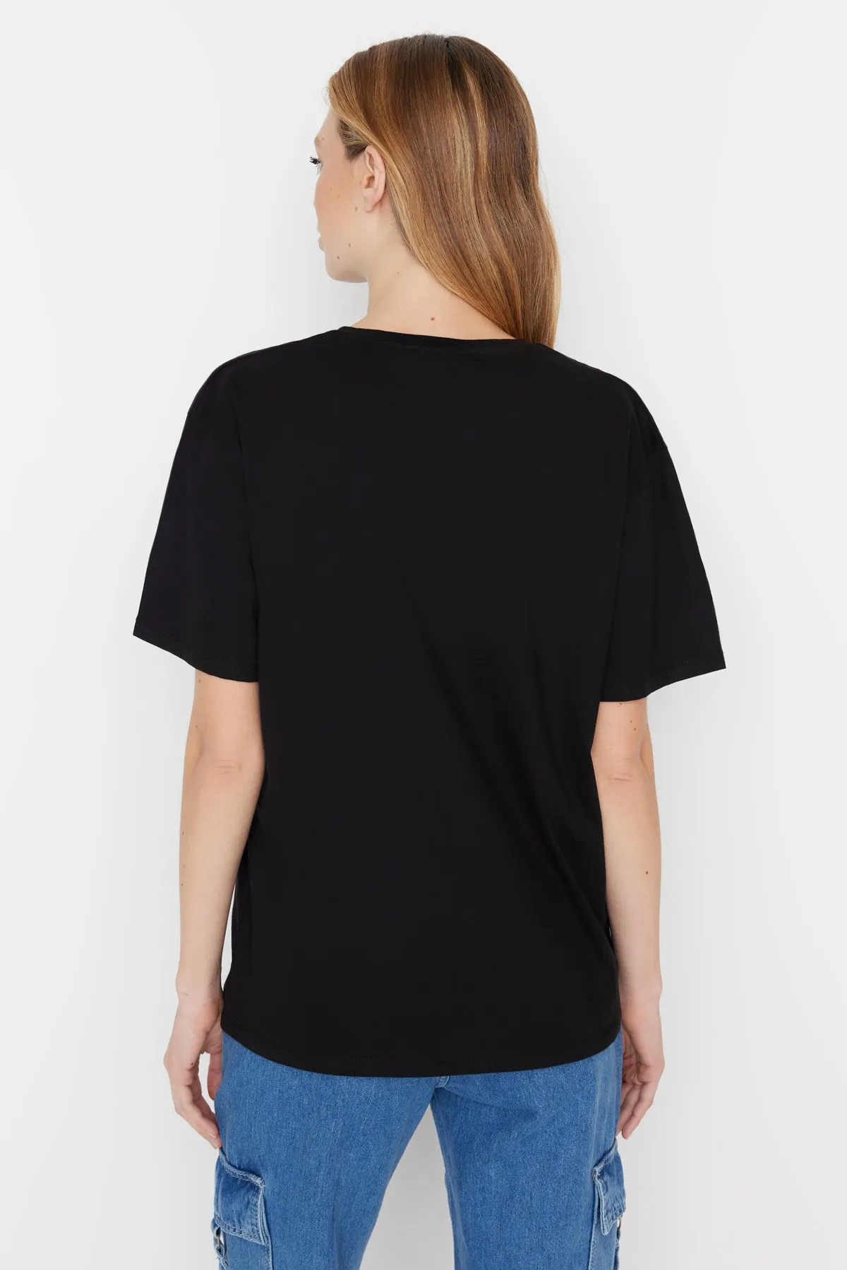Trendyol Collection  Schwarzes Boyfriend-Strick-T-Shirt mit V-Ausschnitt aus 100 % Baumwolle TWOSS23TS00003