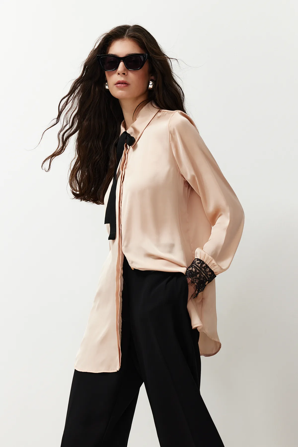 Trendyol Modest  Beiges Hemd aus gewebtem Satin mit Spitzendetail TCTSS24TG00024