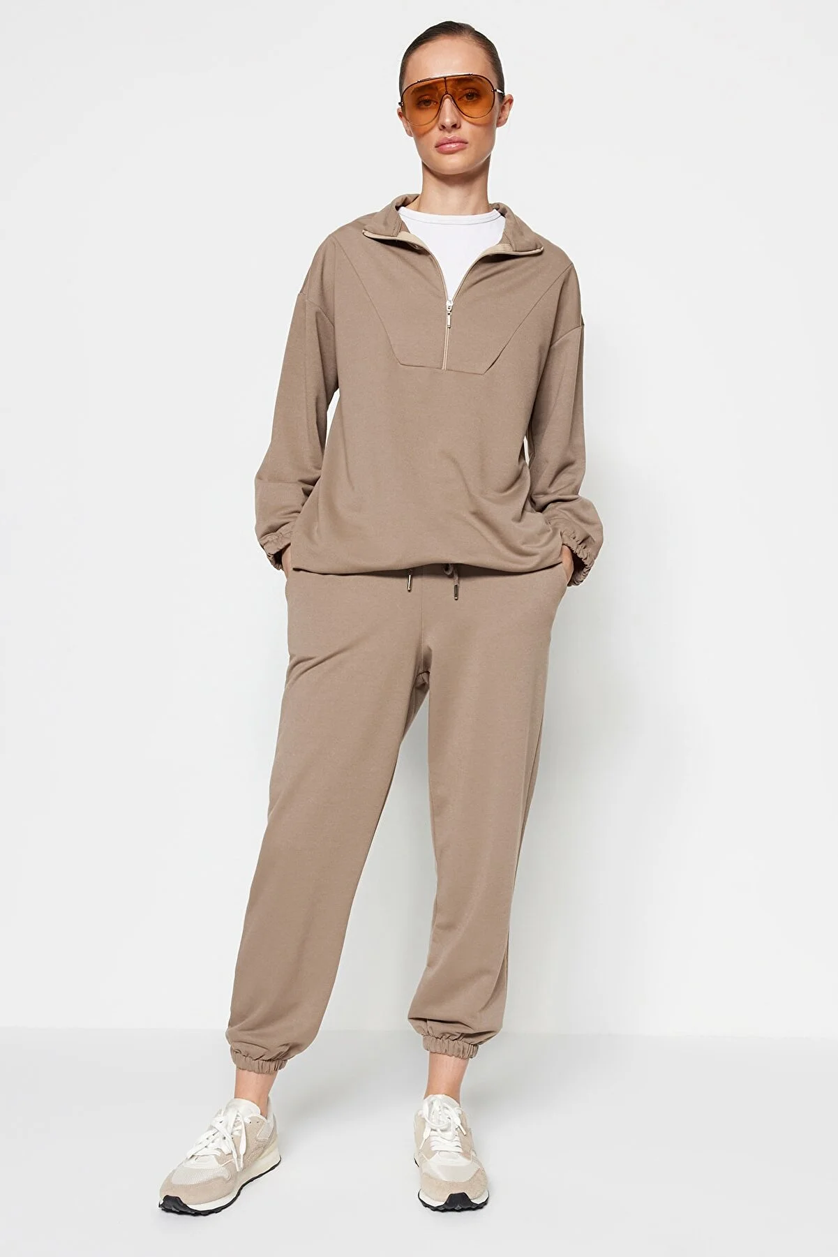 Trendyol Modest  Nerzfarbenes Strick-Trainingsanzug-Set mit Stehkragen und Kordelzug am Saum und Reißverschluss TCTAW22EN0051