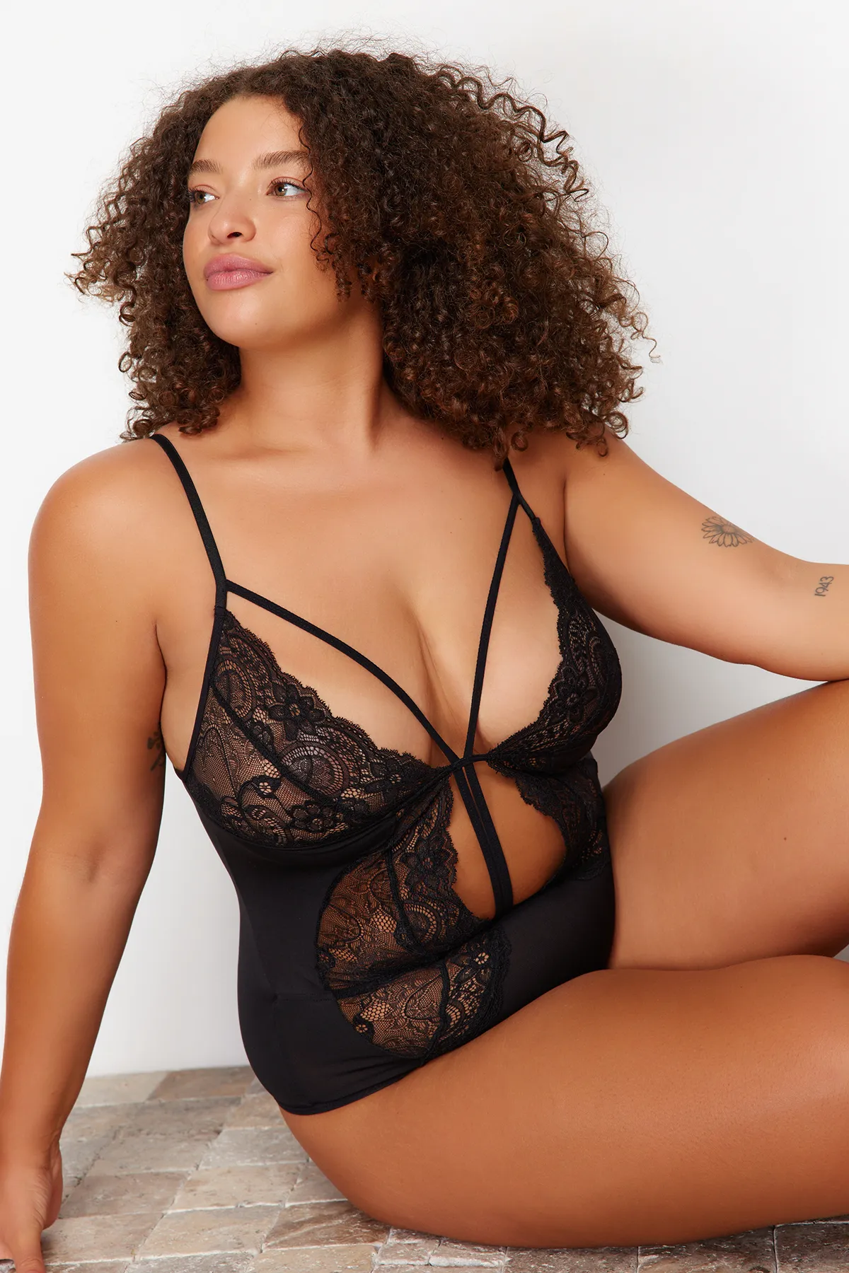 Trendyol Curve  Schwarzer Spitzen-Body mit Details TBBSS23CS00000