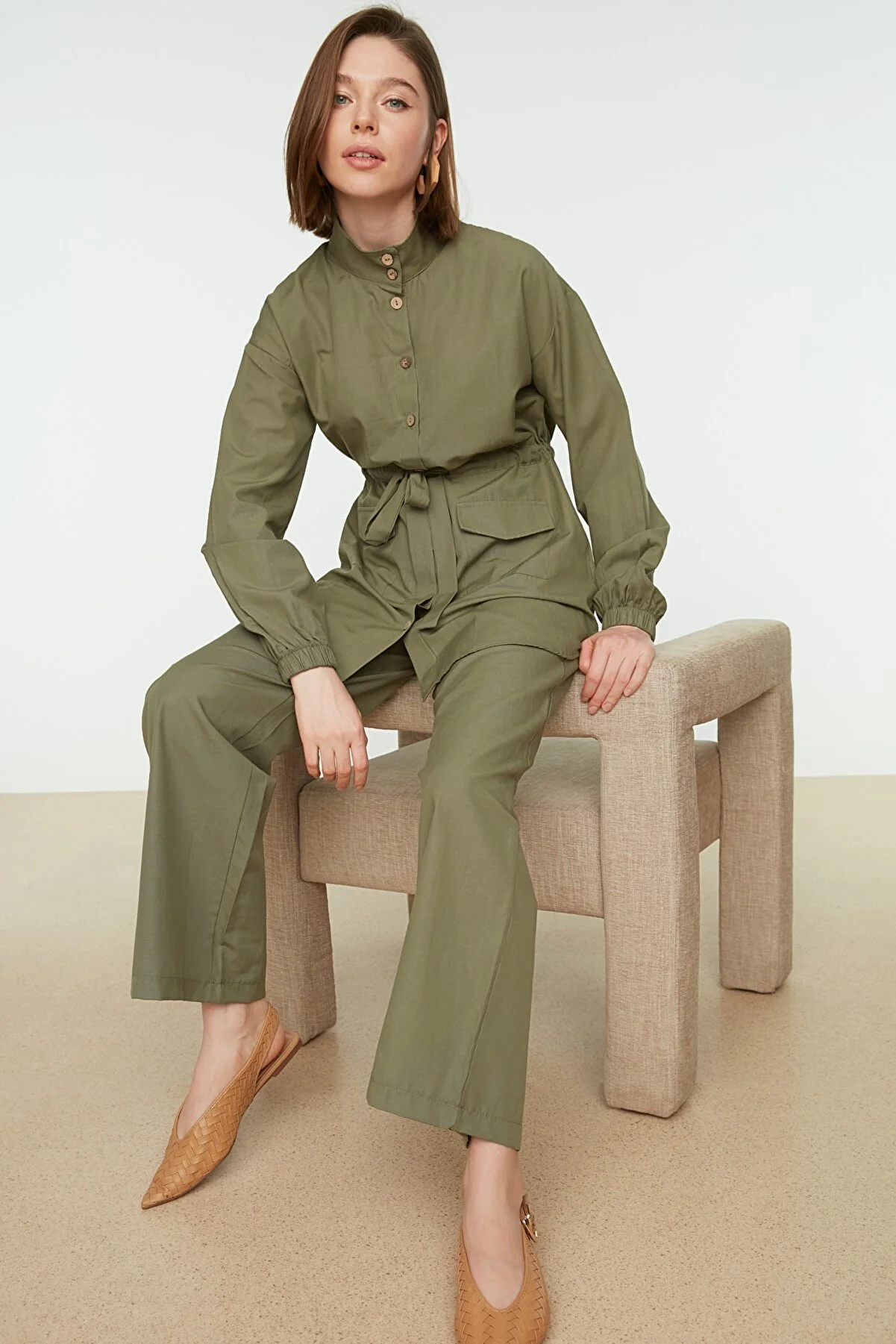 Trendyol Modest  Khakifarbener gewebter Hemd-Hosen-Anzug mit Stehkragen und Gürtel TCTSS21AU0247