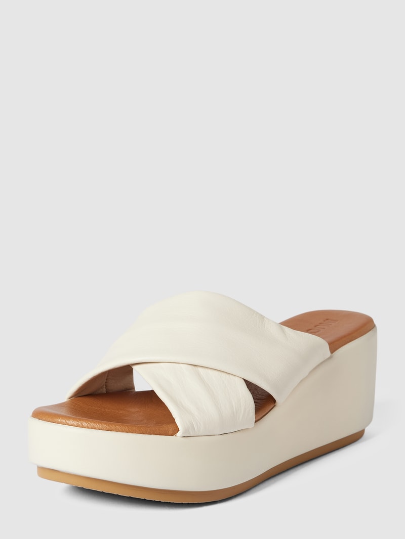 Wedges aus Leder mit breiten Riemen in sand