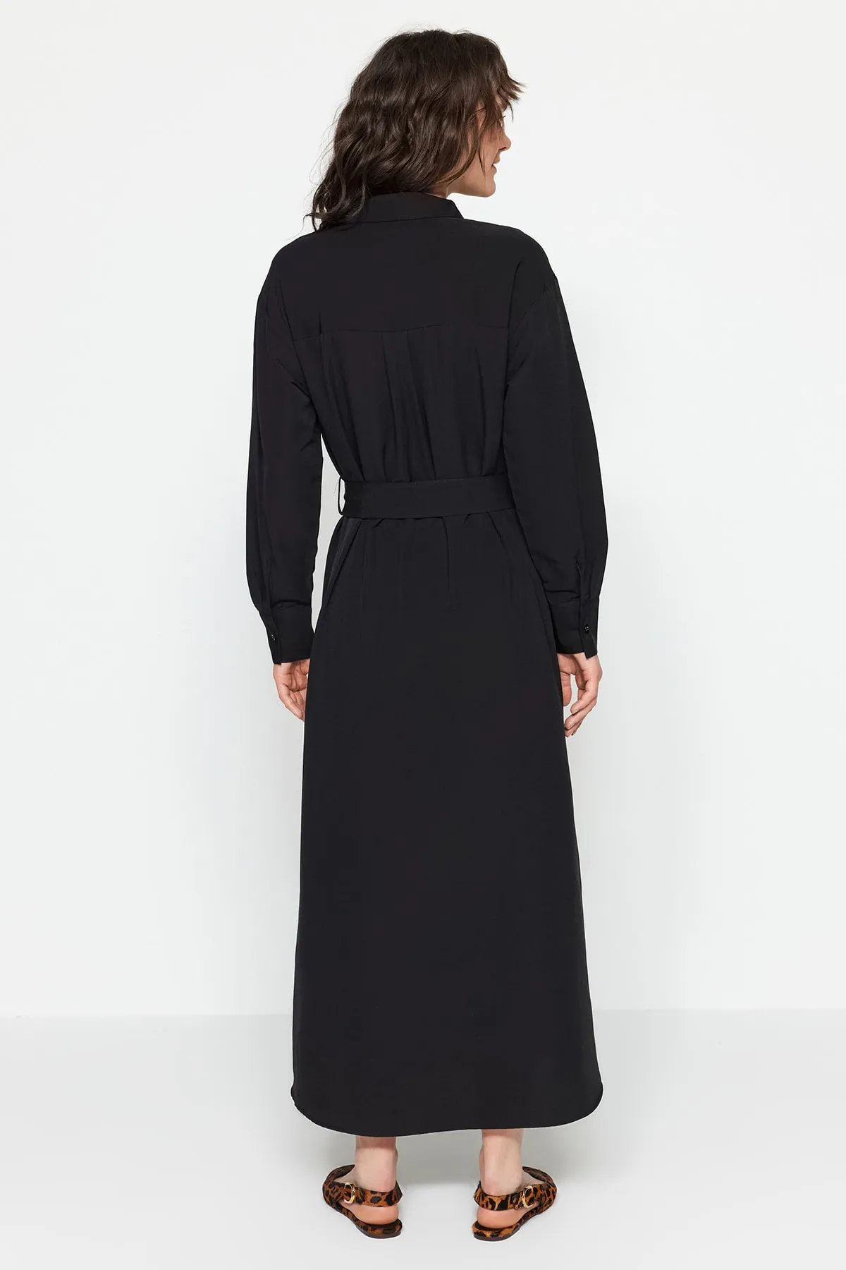 Trendyol Modest  Schwarzes Hemdblusenkleid aus gewebter Baumwolle mit Gürtel und Manschetten TCTSS23EB00072