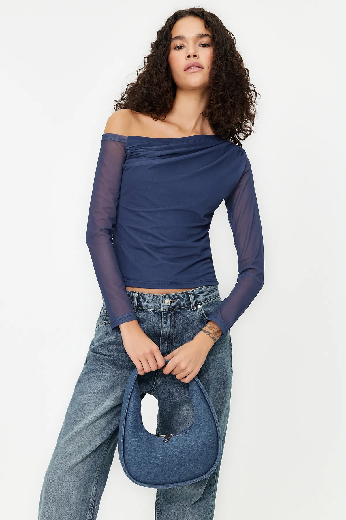 Trendyol Collection  Mit Indigo-Tüll gefütterte Strickbluse mit asymmetrischem Kragen TWOAW24BZ00051
