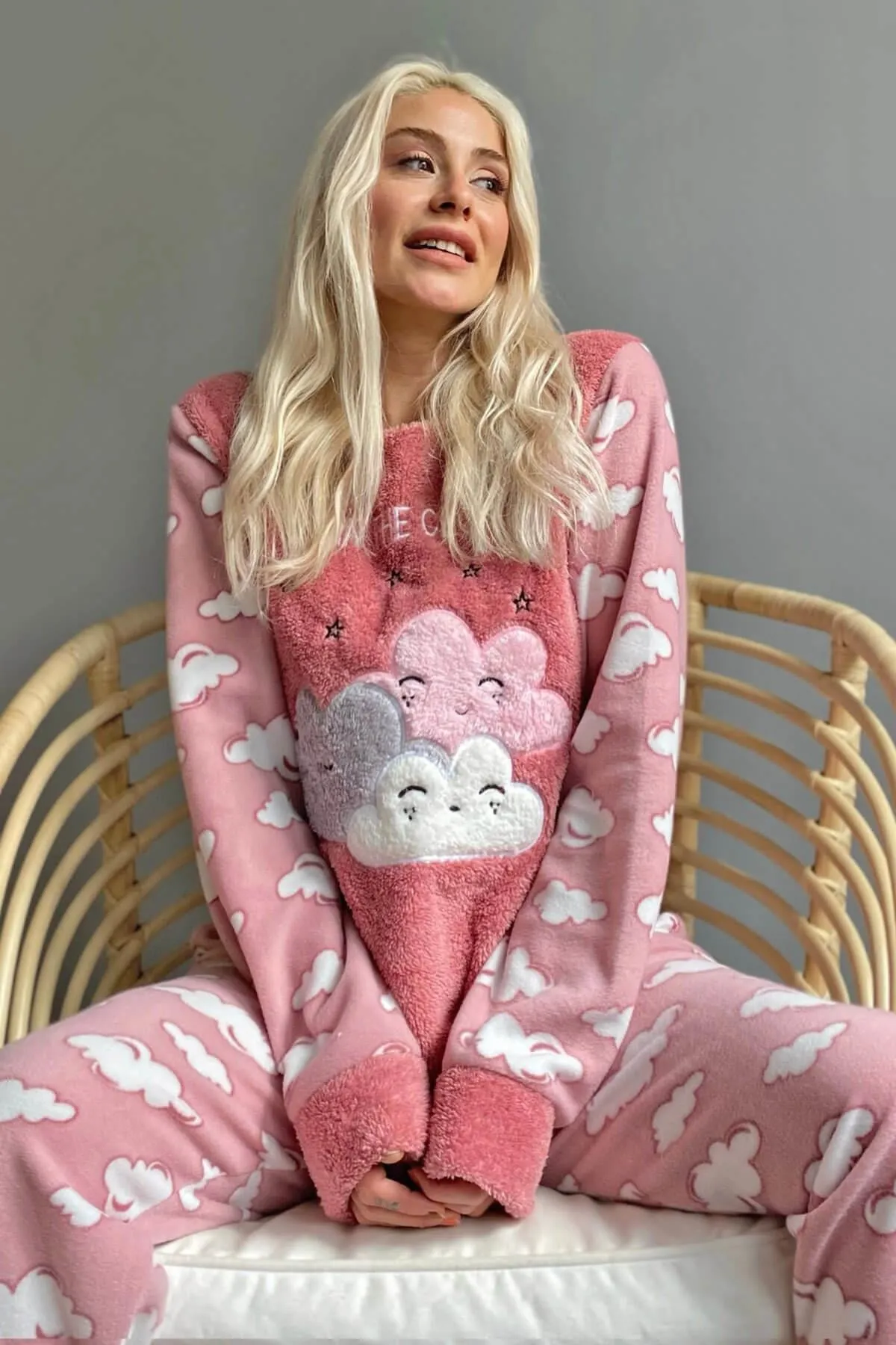 Pijamaevi  Plüsch-Pyjama-Set für Damen mit rosa Mondwolkenmuster