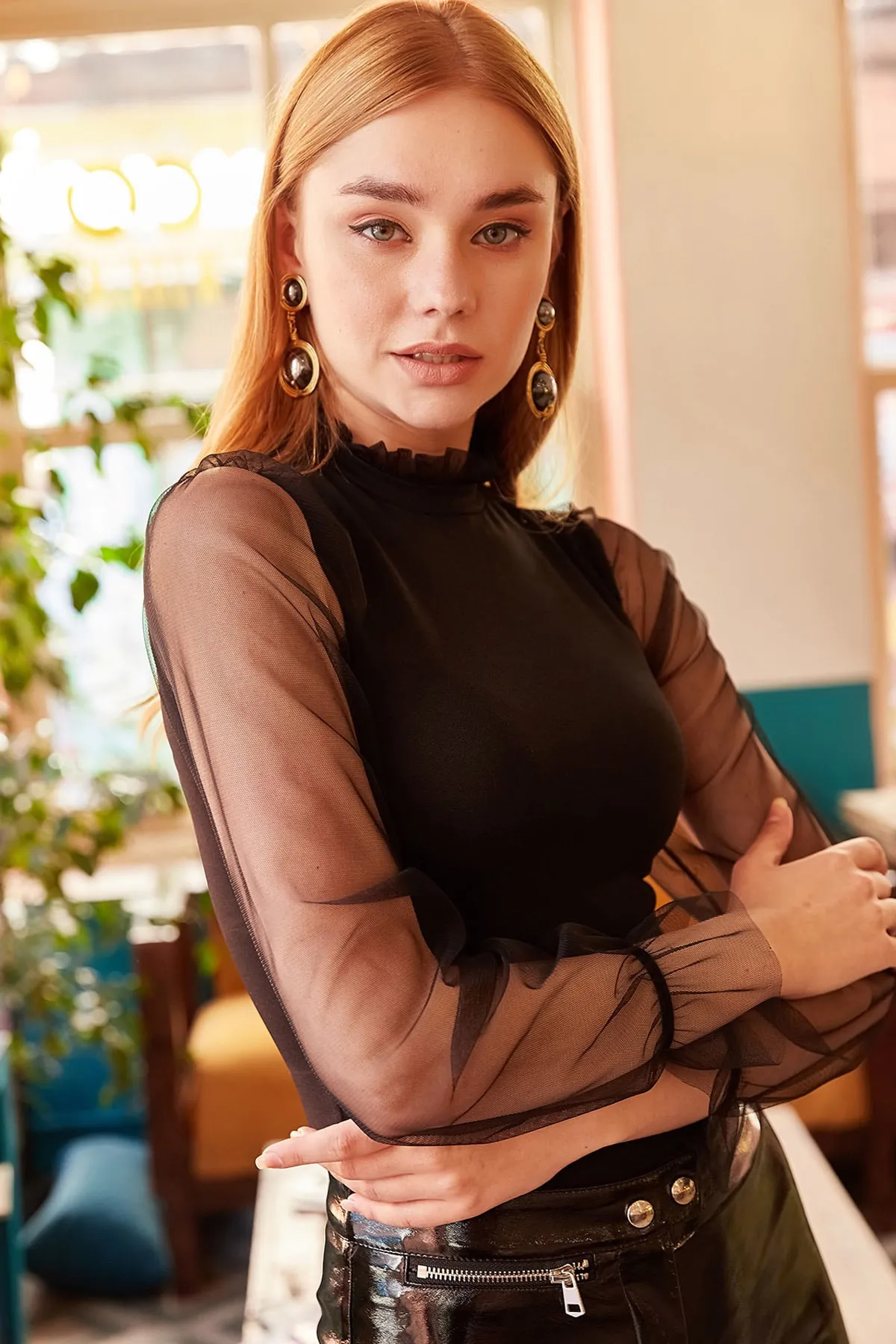 Olalook  Schwarze Tüllbluse für Damen mit Kragen und detaillierten Ärmeln BLZ-19000661